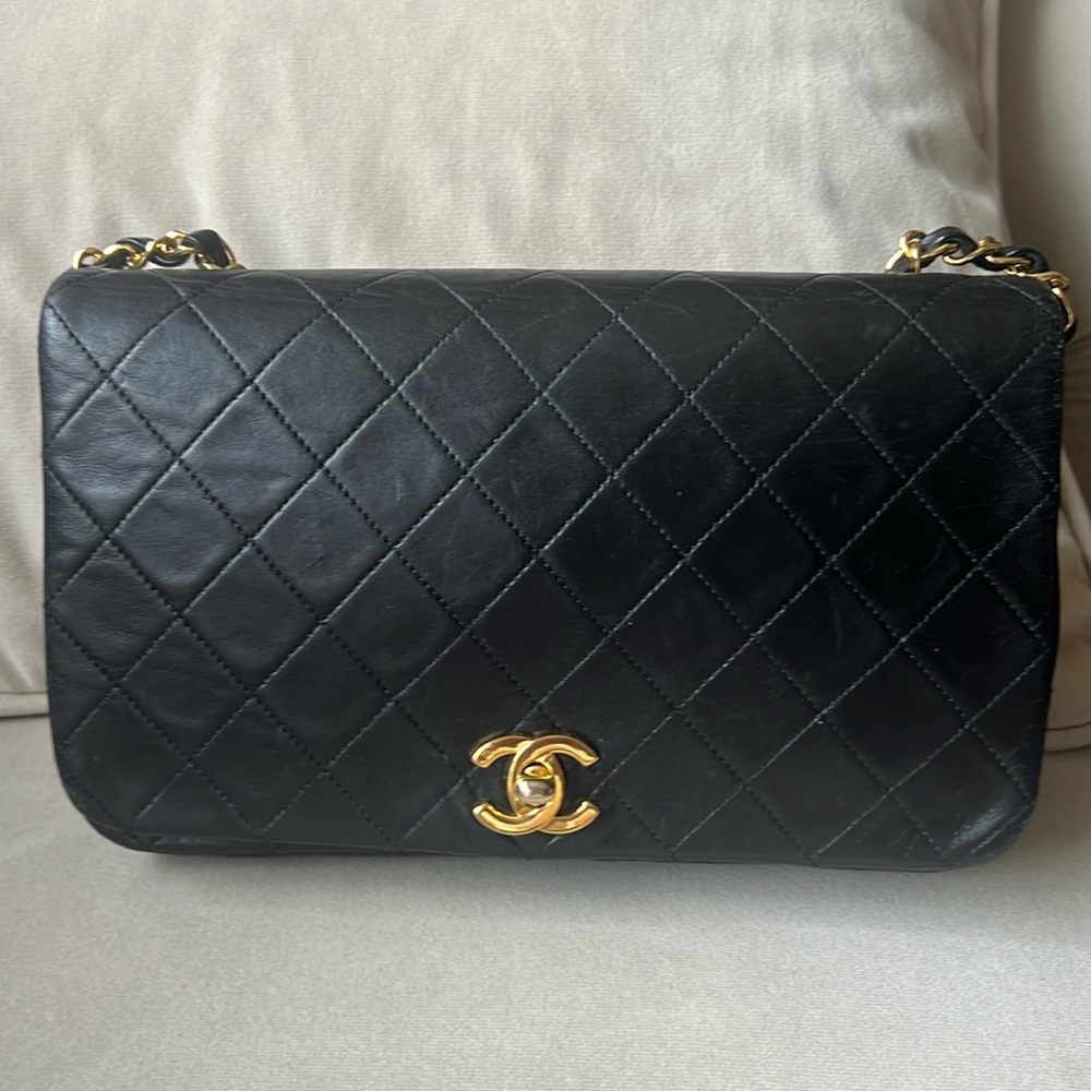 COPY - Chanel vintage he full flap, blackl with gold hardware.